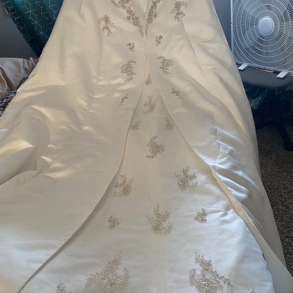 Wedding gown, never worn, never altered. - Picture 5 of 5